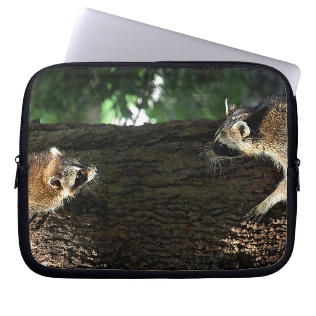 アライグマ母とキット2 ラップトップスリーブ (正面)