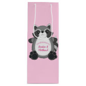 アライグマ赤ちゃんシャワーピンク ワインギフトバッグ (正面)