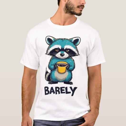 アライグマ コーヒー タイポグラフィー Tシャツ - Barely A (正面)