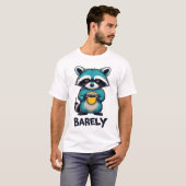 アライグマ コーヒー タイポグラフィー Tシャツ - Barely A (正面フル)