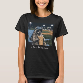 アライグマ 今ここに住んでるよ Tシャツ アライグマ 氷を飲んでる