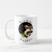 アライグマ。穴から出ろ！ コーヒーマグカップ (左)