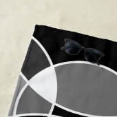 アライブグレーのジオメトリックオーバーラップ円 ビーチタオル (インサイチュ)