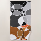 アライブグレーのジオメトリックオーバーラップ円 ビーチタオル (正面)