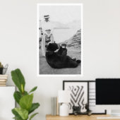 アラスカで飲むクマ1910 ポスター (ホームオフィス)