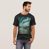 アラスカのオーロラのキャビンで生きる自由 Tシャツ (正面フル)
