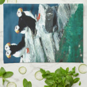 アラスカのツノメドリによって羽をつけられるカラフルな鳥 キッチンタオル (折り畳み)