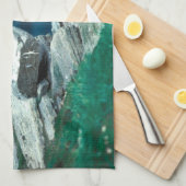 アラスカのツノメドリによって羽をつけられるカラフルな鳥 キッチンタオル (四つ折り)