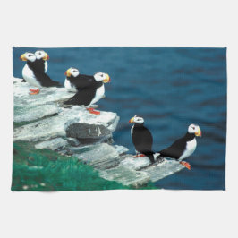 アラスカのツノメドリによって羽をつけられるカラフルな鳥 キッチンタオル