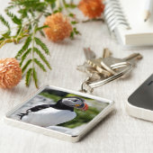 アラスカのツノメドリによって羽をつけられるカラフルな鳥 キーホルダー (側面)