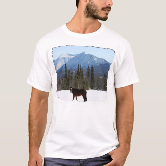 アラスカのハイウェーの野生の馬 Tシャツ (正面)