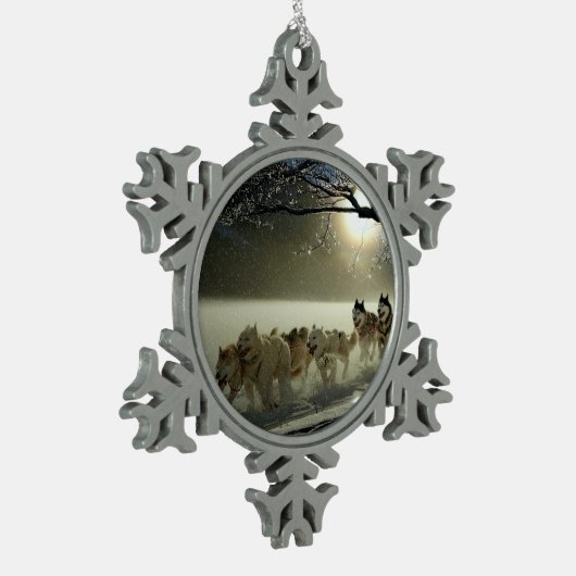 アラスカのハスキーな犬のそりの競争 スノーフレークピューターオーナメント (左)