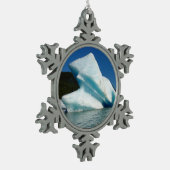 アラスカのメンデンホール湖の氷山 スノーフレークピューターオーナメント (左)