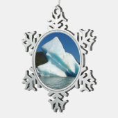 アラスカのメンデンホール湖の氷山 スノーフレークピューターオーナメント (右)