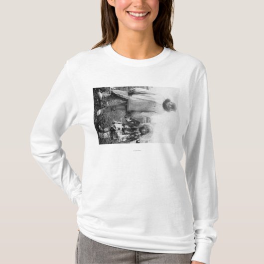 アラスカの写真のエスキモーの父そして子供 Tシャツ (正面)