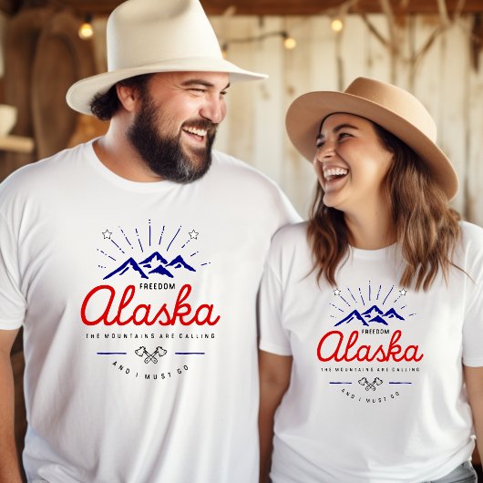 アラスカの山々が呼んでいる、私は行かなければならない 明るい色 Tシャツ