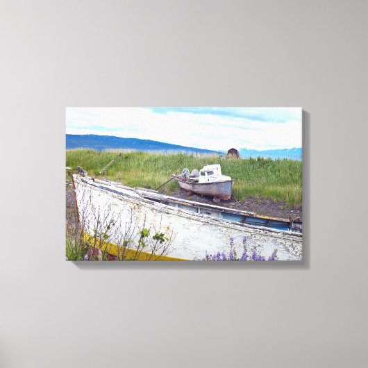アラスカの放棄された木製魚釣りボート キャンバスプリント (正面)