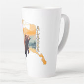 アラスカの熊と山の輪郭 カフェラテマグ (右アングル)