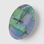 アラスカの青いビーチガラスの山 ラウンド壁時計 (傾斜)