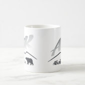 アラスカの (AK)Kodiakのヒグマ-黒いロゴ コーヒーマグカップ (中央)