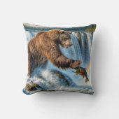 アラスカングリズリーベア魚釣り クッション (正面)