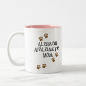 アラスカンマラミュートのお母さんのTシャツ及びギフト ツートーンマグカップ (左)