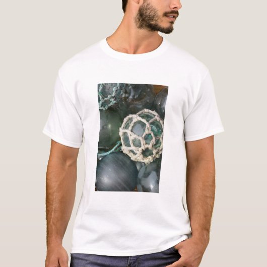 アラスカ州の多くのガラス製浮き玉 Tシャツ (正面)