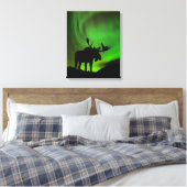 アラスカ州グリーンオーロラ・ボレリスとムース キャンバスプリント (インサイチュ (寝室))