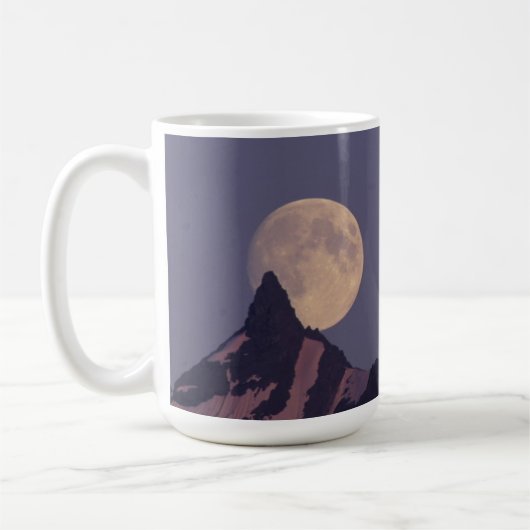 アラスカ州チャガチ山脈 | 満月が昇る コーヒーマグカップ (左)
