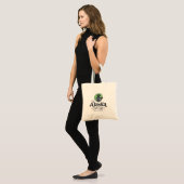 アラスカ・キャット・カフェ "Purr, Sip, Repeat" トートバッグ (正面(モデル))