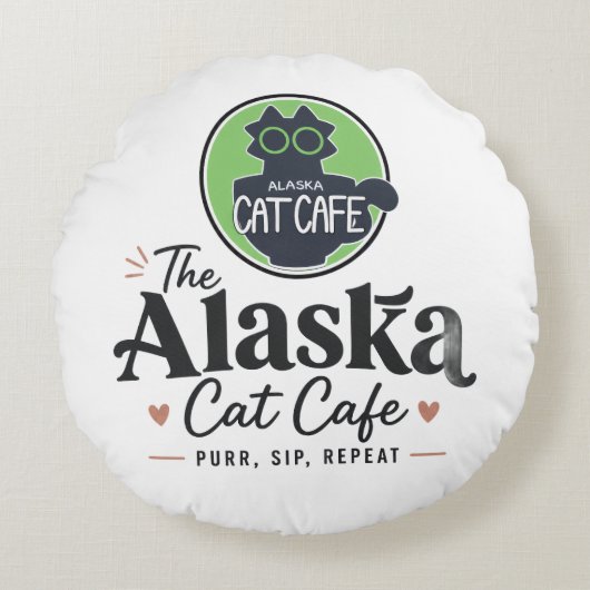アラスカ・キャット・カフェ "Purr, Sip, Repeat" ラウンドクッション (正面)