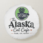 アラスカ・キャット・カフェ "Purr, Sip, Repeat" ラウンドクッション (裏面)