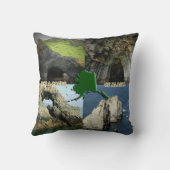 アラスカ・コラージュの岩と洞窟 クッション (裏面)