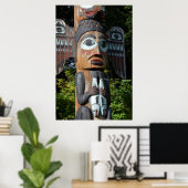 アラスカ、トーテムポールの漁師 ポスター (ホームオフィス)