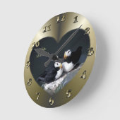 アラスカ・プフィンの羽毛カラフルの鳥 ラウンド壁時計 (傾斜)
