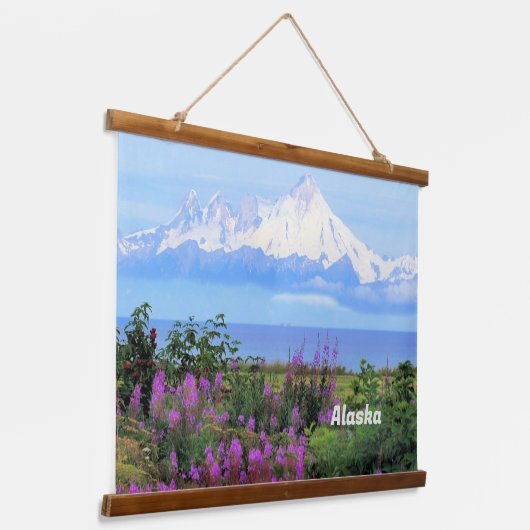 アラスカ、山イリアムナ氷河と雑草の花 吊り下げ型タペストリー (傾斜あり)
