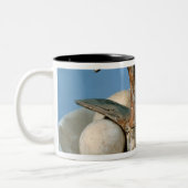 アラバスターの瓶のふたは鳥と飾りました ツートーンマグカップ (左)