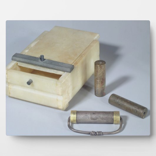 アラバスターボックスとブロンズとシルバーのシールシリンダ フォトプラーク (正面)