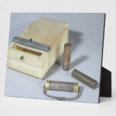 アラバスターボックスとブロンズとシルバーのシールシリンダ フォトプラーク (側面)