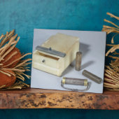 アラバスターボックスとブロンズとシルバーのシールシリンダ フォトプラーク (側面)