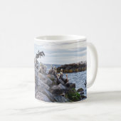 アラバマ州ペリカンポイントでのブラウンペリカンランディング コーヒーマグカップ (正面右)