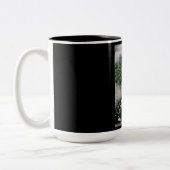 アラビア語の詩الأشجار تموت واقفة اشعار ツートーンマグカップ (左)