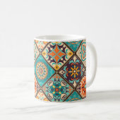 アラビ語、カラフルとのシームレスなパッチワークタイル コーヒーマグカップ (正面右)