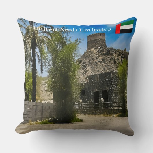 アラブ首長国連邦の歴史的なアルビダモスクの風景 クッション (正面)