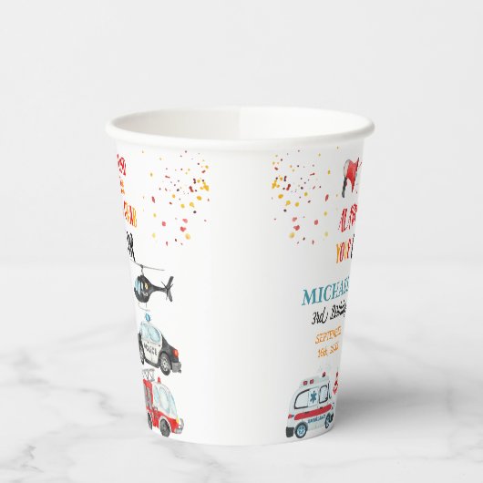 アラームを鳴らし、ギア3歳の誕生日を迎える 紙コップ (左)