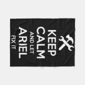 アリエルフィックスおもしろい引用文パーソナライズされた誕生日名G フリースブランケット (正面(横))