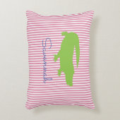 アリゲーターグリーンピンク名門私立校風のクパーソナライズされたの名前 アクセントクッション (正面(垂直))