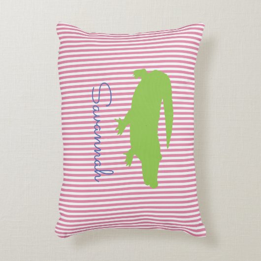 アリゲーターグリーンピンク名門私立校風のクパーソナライズされたの名前 アクセントクッション (正面(垂直))