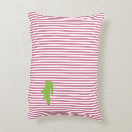 アリゲーターグリーンピンク名門私立校風のクパーソナライズされたの名前 アクセントクッション (裏面(縦))
