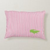 アリゲーターグリーンピンク名門私立校風のクパーソナライズされたの名前 アクセントクッション (裏面)